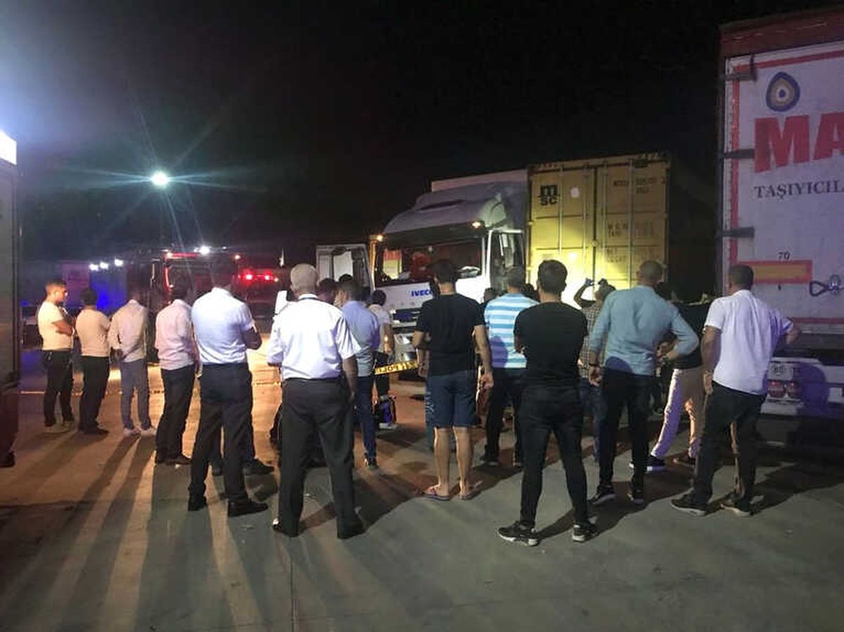 2 Tır Arasında Sıkışan Sürücü Feci Şekilde Can Verdi