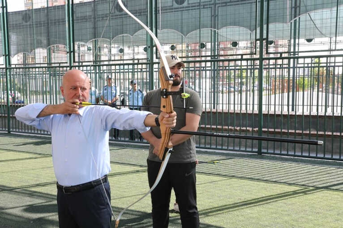Başkan Çolakbayrakdar Okçuluk Kursunu Ziyaret Etti, Hedefi 12\'den Vurdu