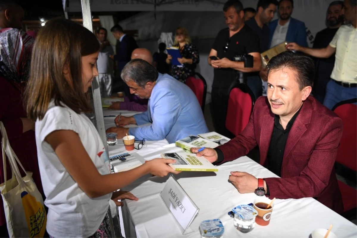 Başkan Yazıcı, Şile Belediyesi 2. Kitap Festivali\'nde Eserlerini İmzaladı