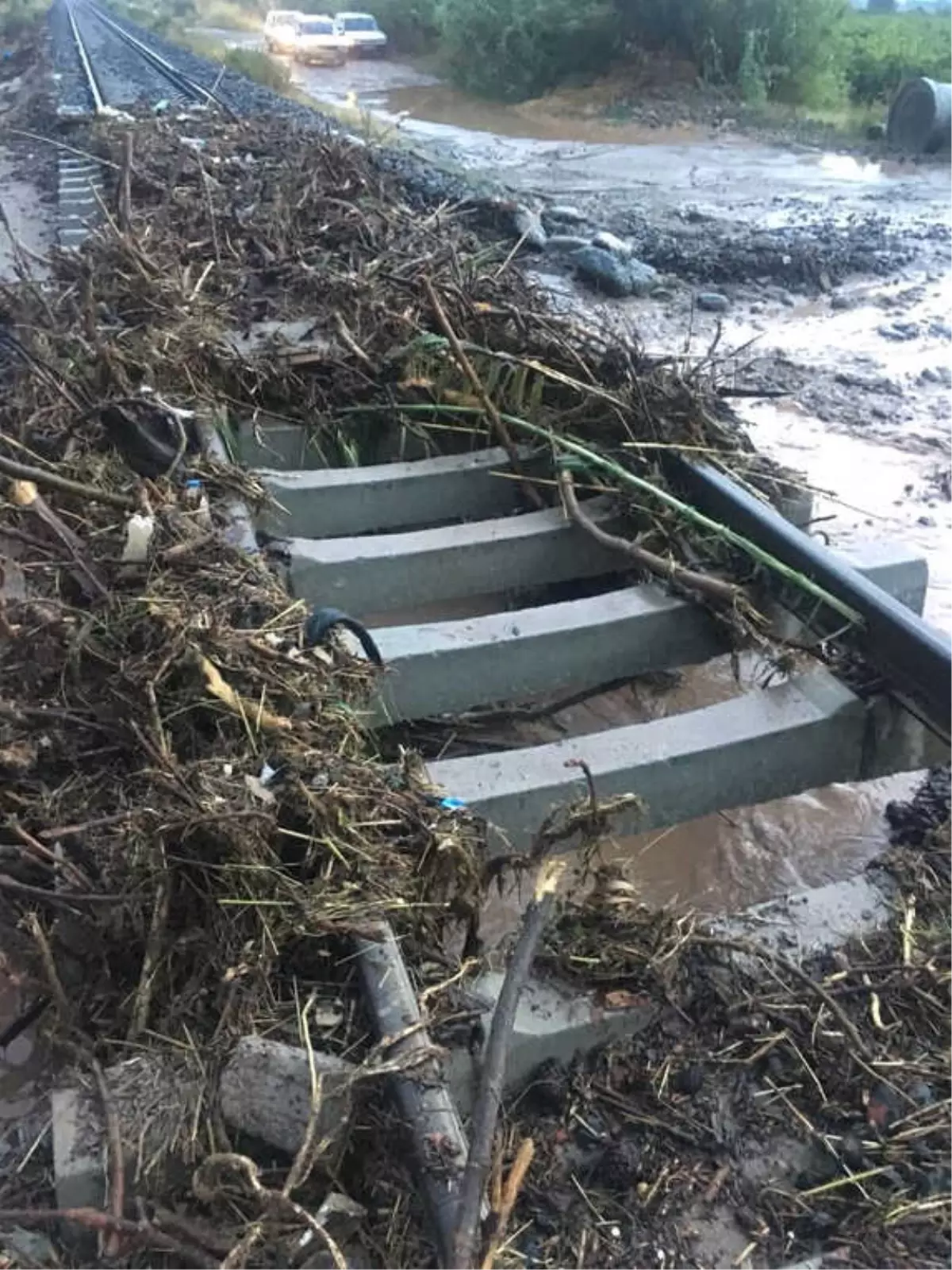 Buharkent\'teki Selde Tren Rayları Zarar Gördü, Seferler Durduruldu