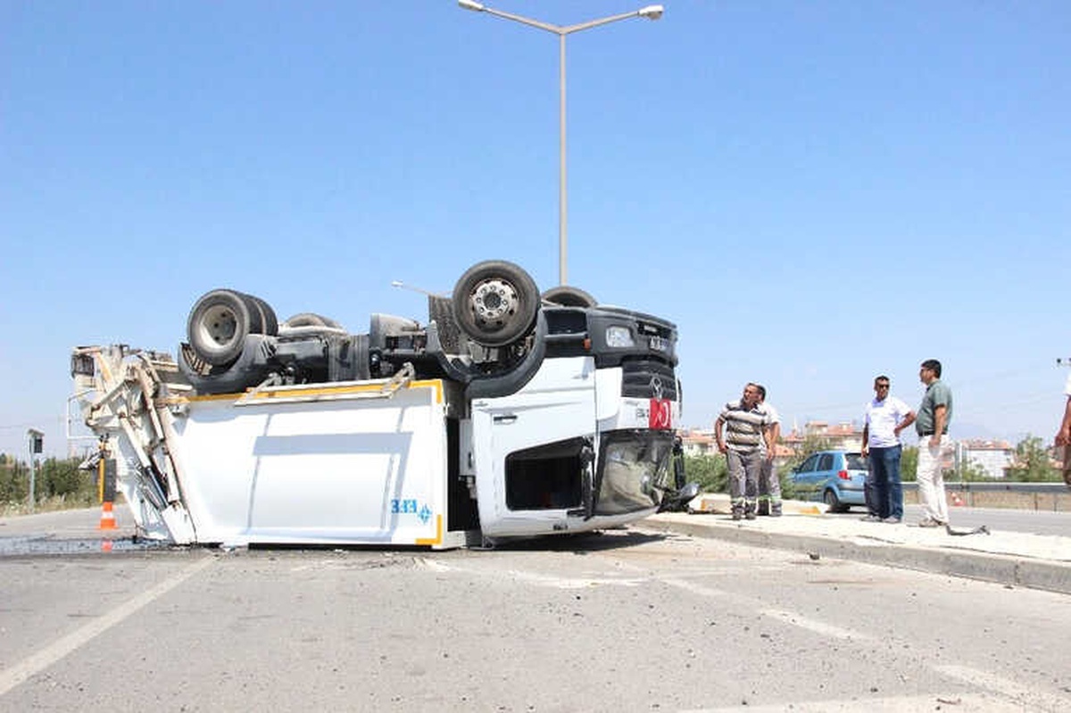 Çöp Kamyonu ile Otomobilin Karıştığı Kaza Ucuz Atlatıldı: 1 Yaralı