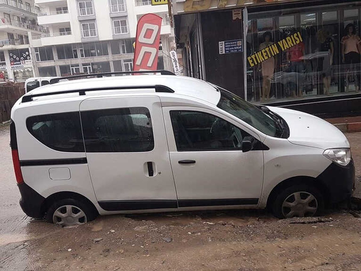 Dörtyol\'da Asfalt Çöktü, Otomobil Çukurda Kaldı