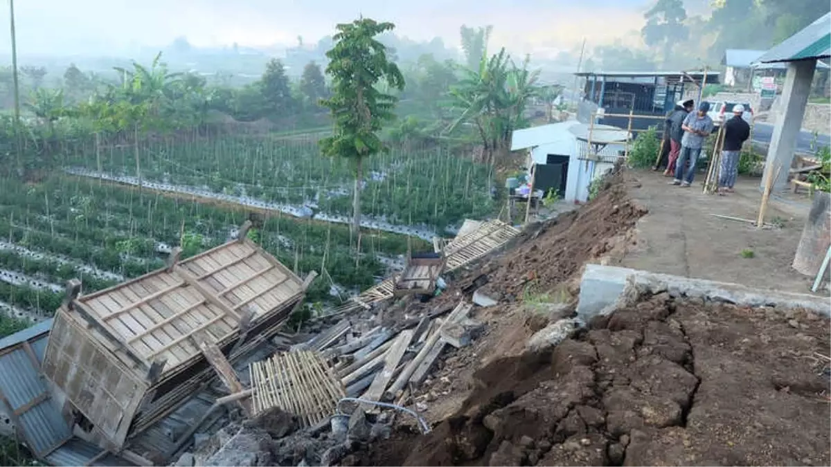 Endonezya\'da Deprem: Turist Adası Lombok\'ta 10 Kişi Öldü