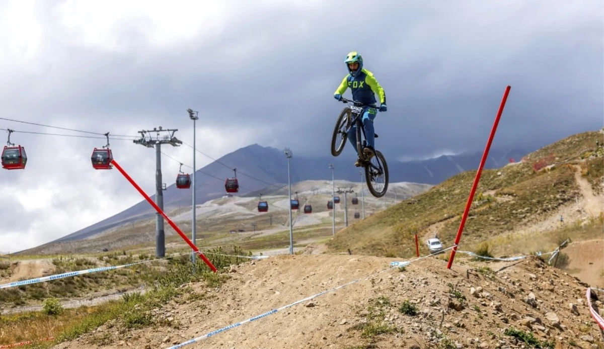 Erciyes\'te Uluslararası Downhill Bisikleti Kupası Düzenlendi