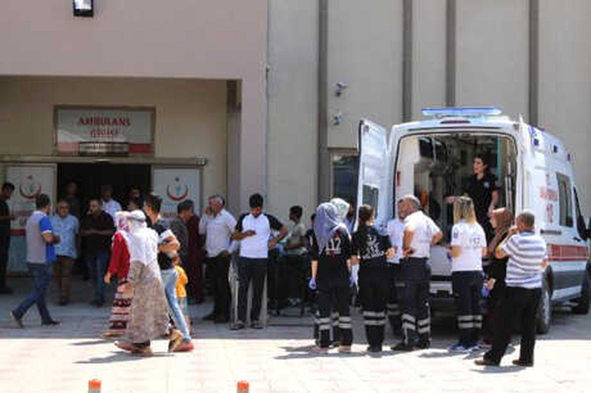Gerger\'de Otomobil Şarampole Devrildi: 1 Ölü, 3 Yaralı
