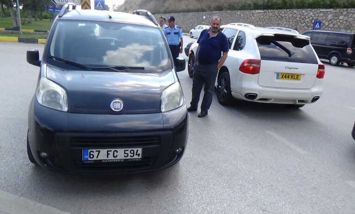 İki Otomobil Çarpıştı: 8 Yaralı