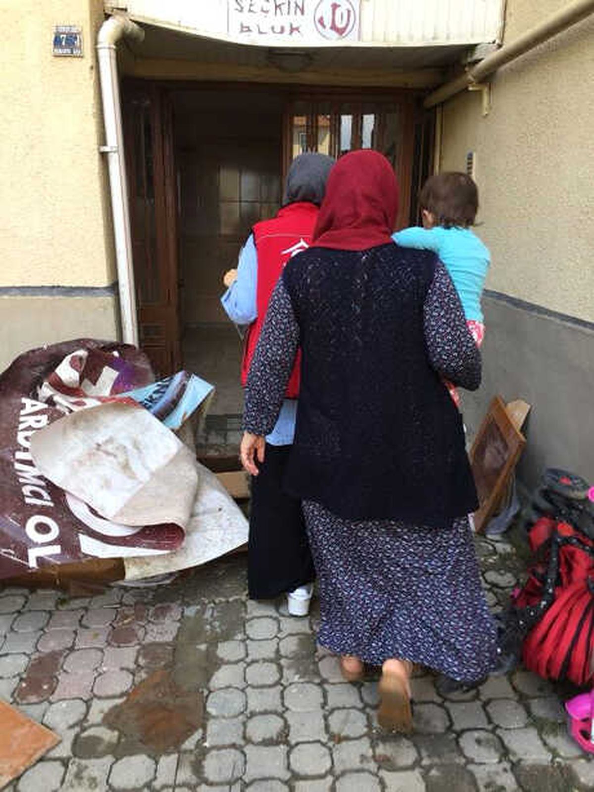 İnegöl\'de Evleri Su Altında Kalan Ailelere Destek