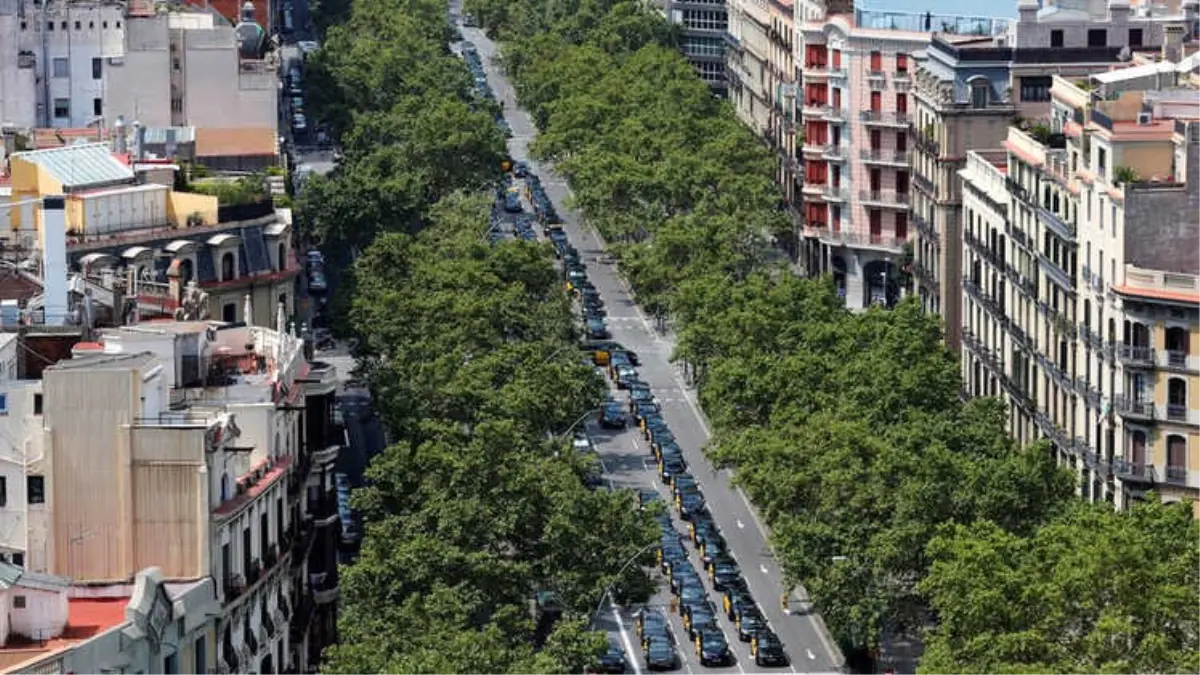 İspanyol Taksiciler Uber ve Benzer Şirketleri Protesto İçin Yol Kapattı