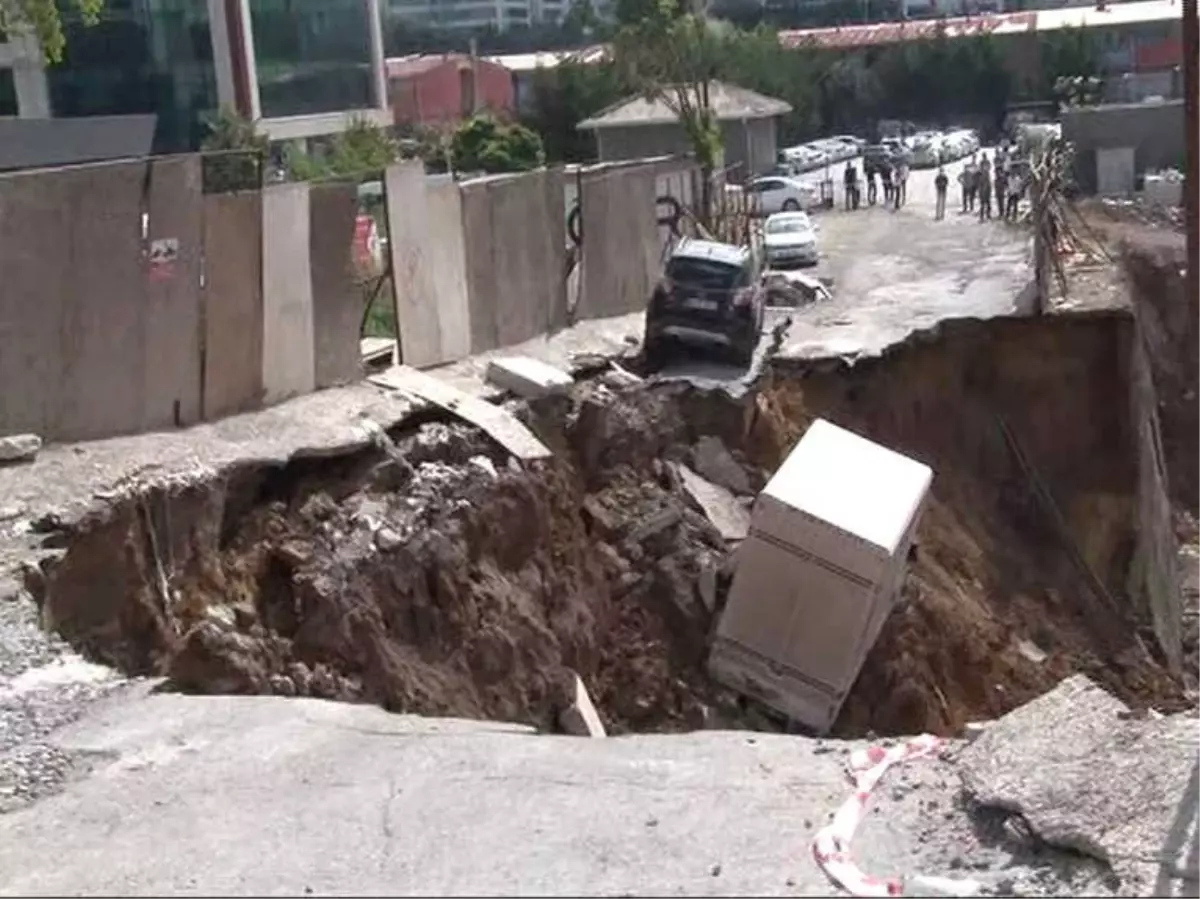 İstinat Duvarı Çöktü, Araçlar İçine Düştü