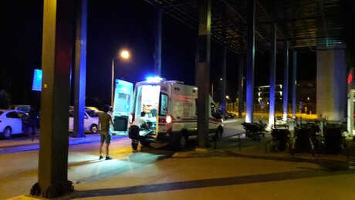 İzmir\'de Kamyonet Şarampole Devrildi: 7 Yaralı