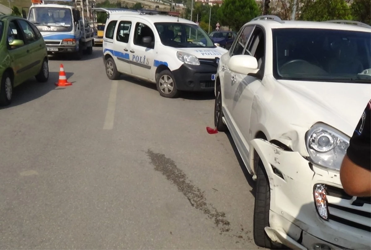 Karabük\'te İki Otomobil Çarpıştı: 8 Yaralı