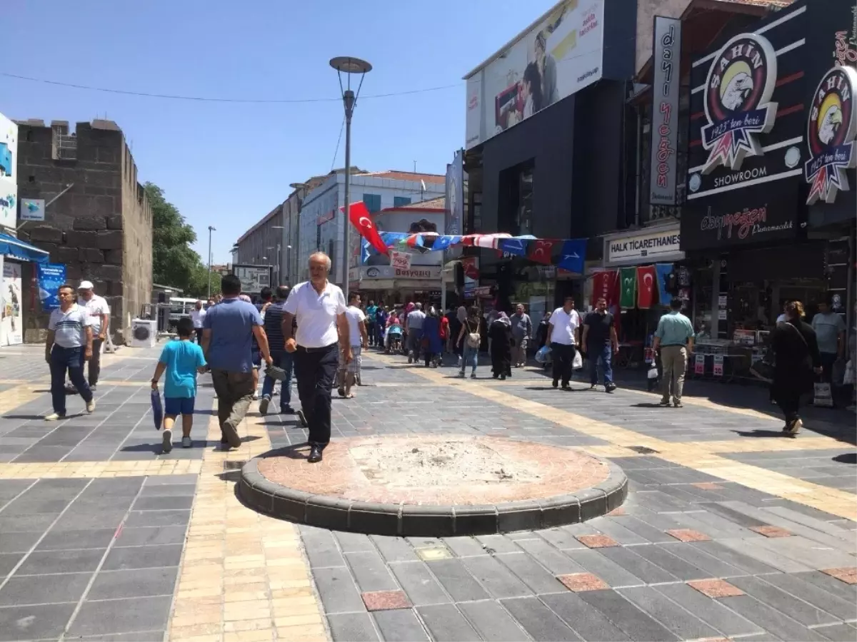 Kayseri\'de Kaldırılan Kadın Heykeli Tartışması Büyüyor