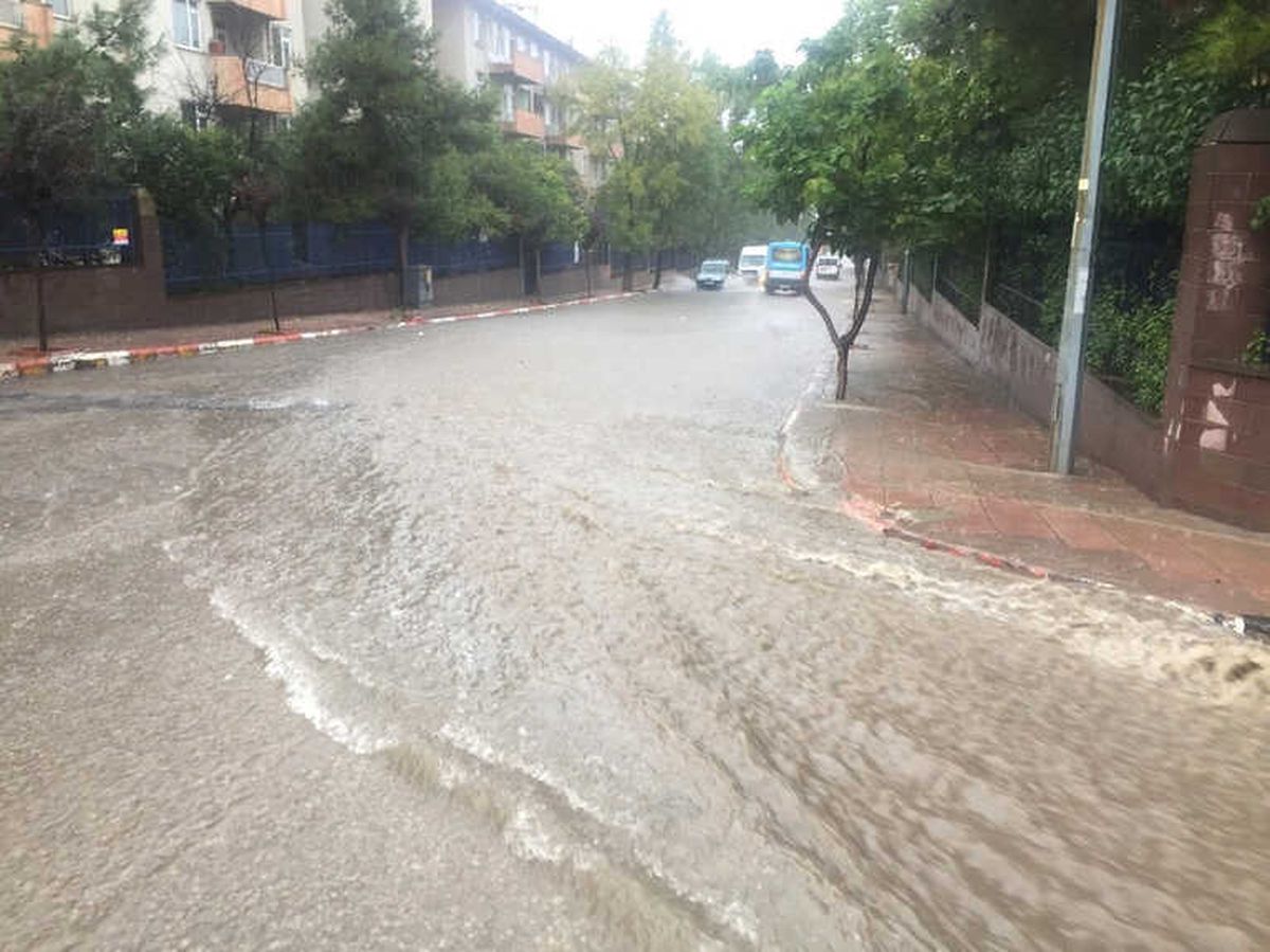 Keşan\'da Şiddetli Yağmur Sokakları Göle Çevirdi