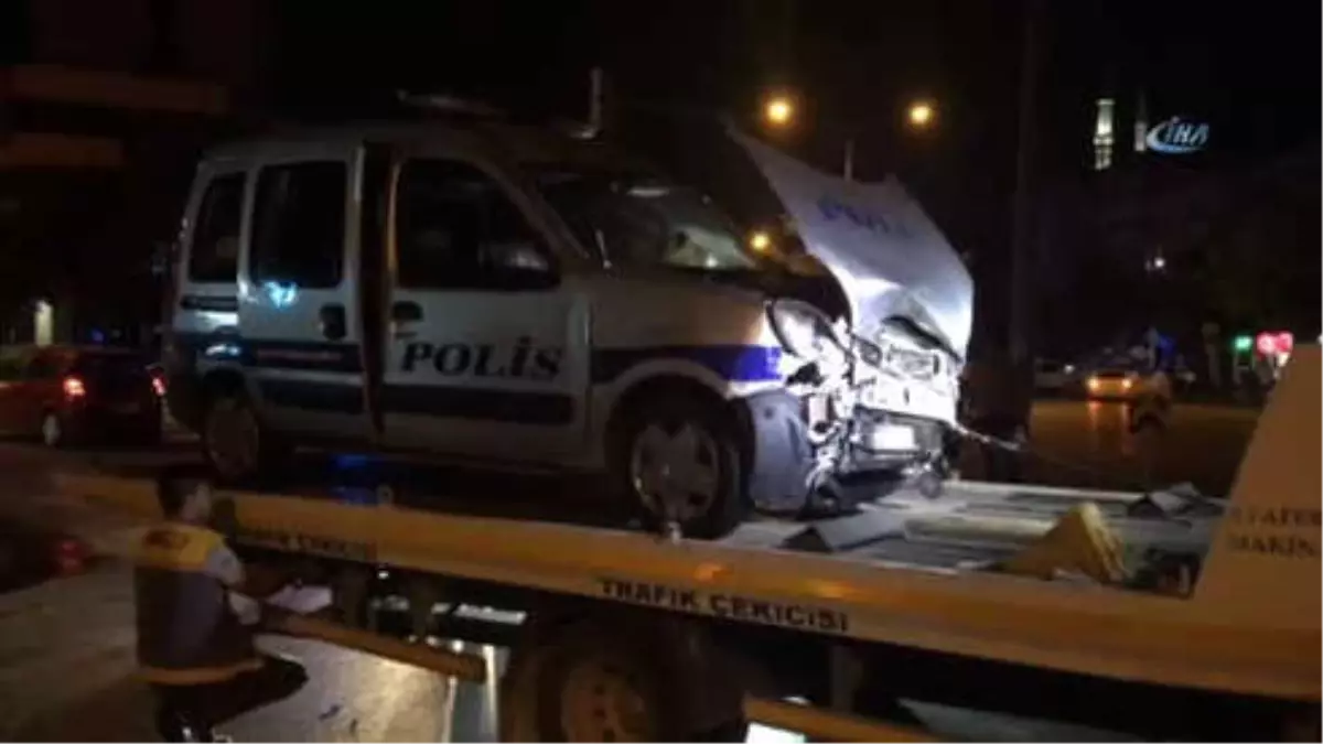 Kırmızı Işık İhlali Yapan Alkollü Sürücü Polis Aracına Çarptı: 3 Yaralı