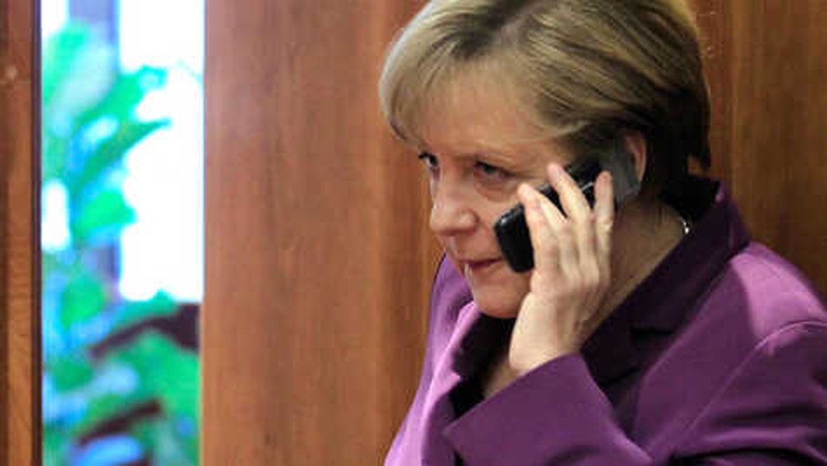 Merkel Kuaföre Gelince Kimse Soru Soramaz\'