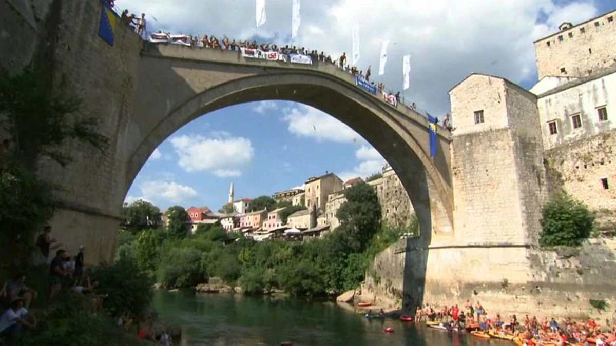 Osmanlı Mirası Mostar Köprüsü\'nde Geleneksel Atlama Yarışması