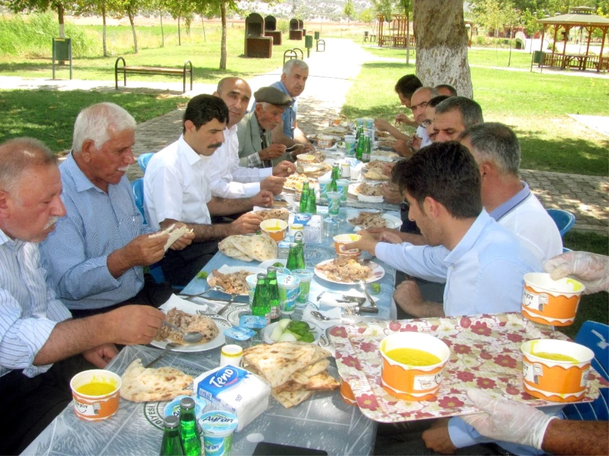 Özdemir\'den Hacı Adaylarına Yemek