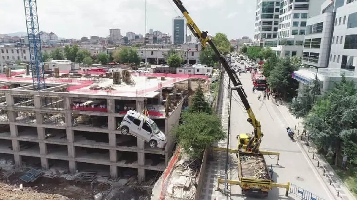 Ümraniye\'de Toprağa Saplanan Araçların Kurtarılma Anı Havadan Görüntülendi