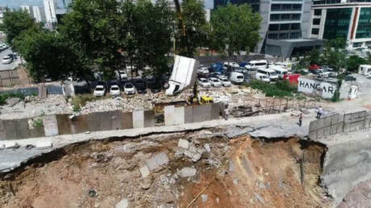 Ümraniye\'de Kamyonun Göçük Alanından Çıkarılması Havadan Görüntülendi