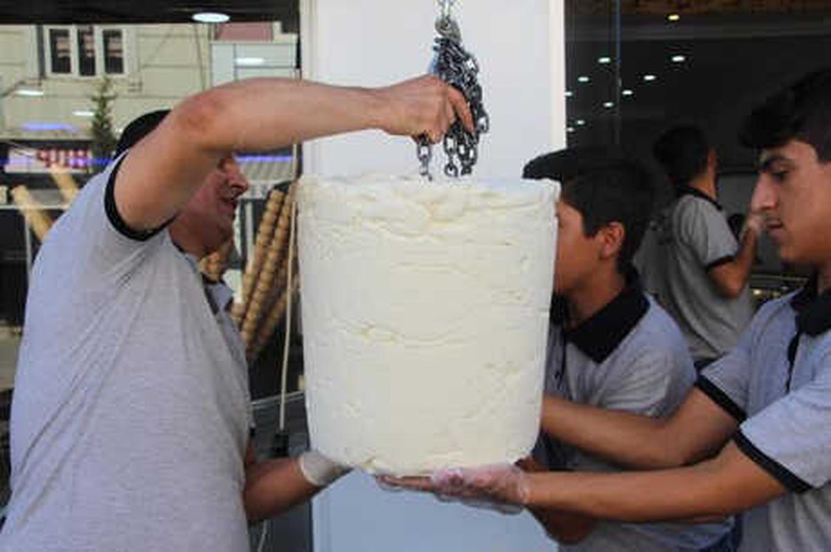 50 Kilo Dondurmayı Ücretsiz Dağıttı