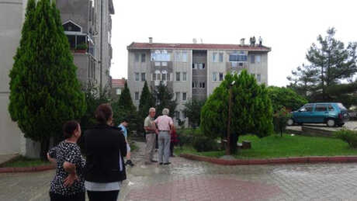 Apartmanın Çatısına Düşen Yıldırım Yangın Çıkardı
