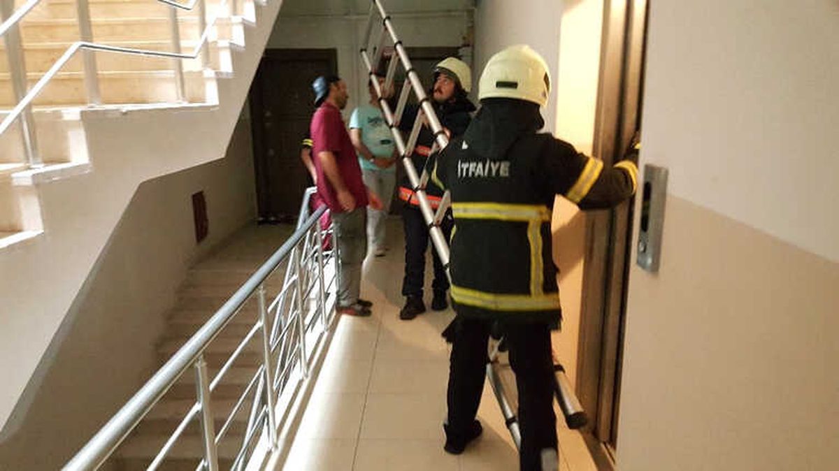 Asansör Boşluğuna Düşen Kediyi İtfaiye Kurtardı
