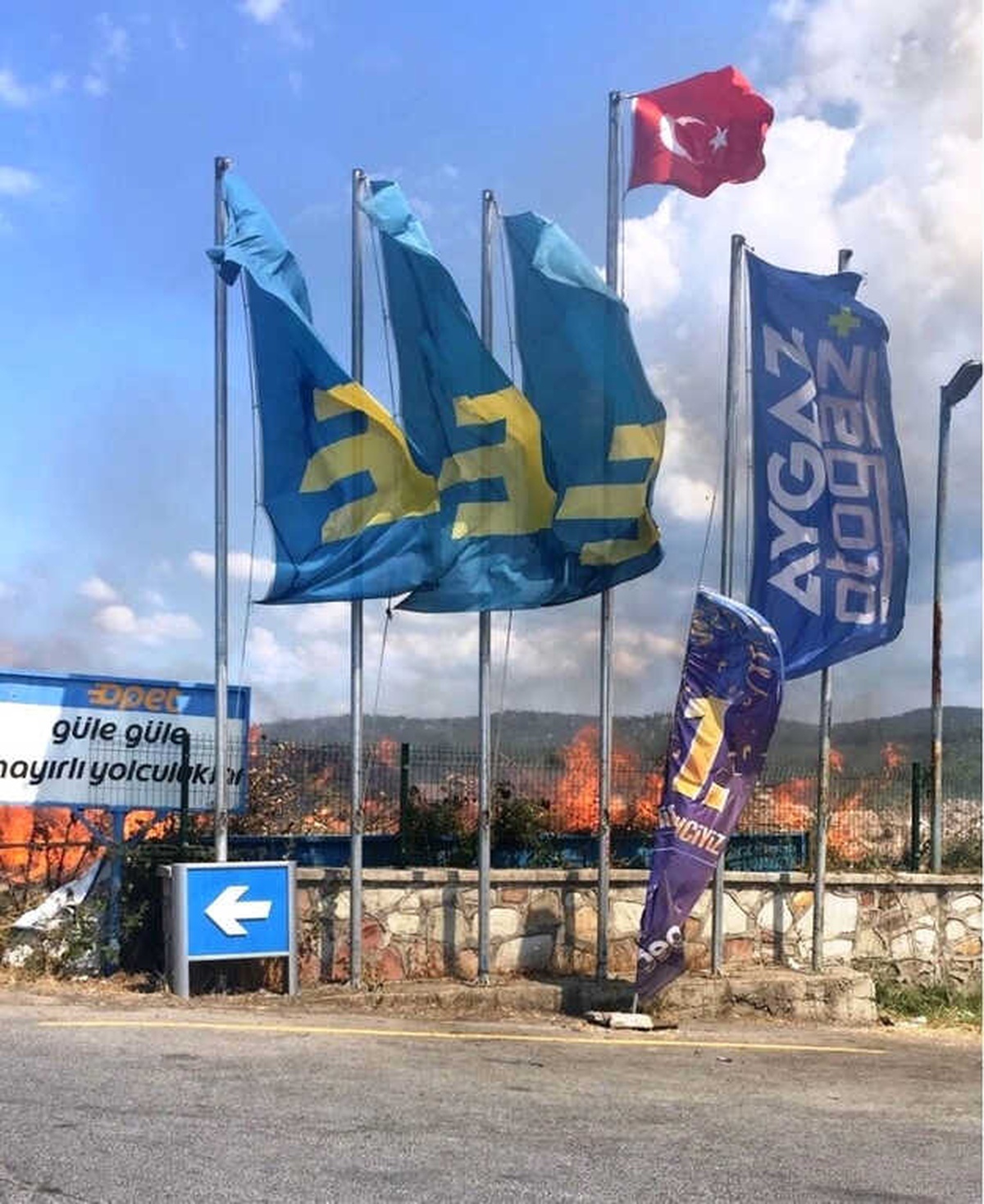 Ayvalık\'ta Akaryakıt İstasyonu Yanında Çıkan Yangın Korkuttu