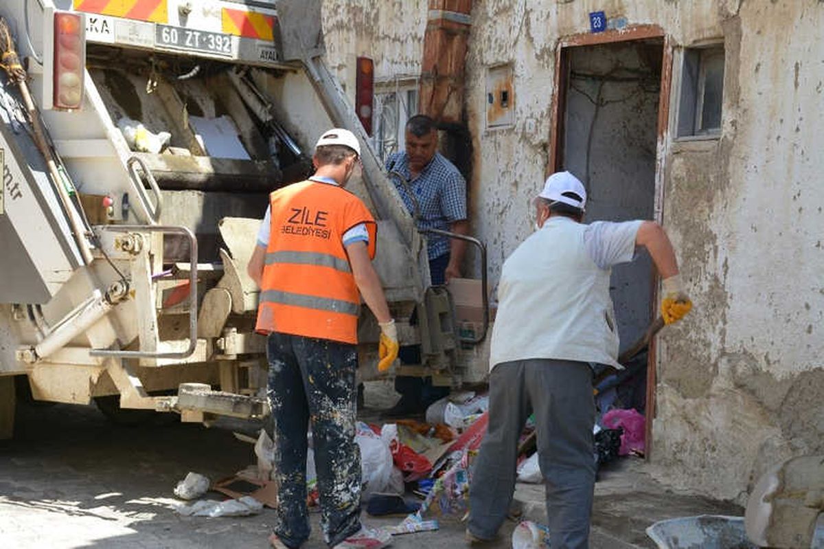 Belediye Ekipleri Çöp Evi Temizledi