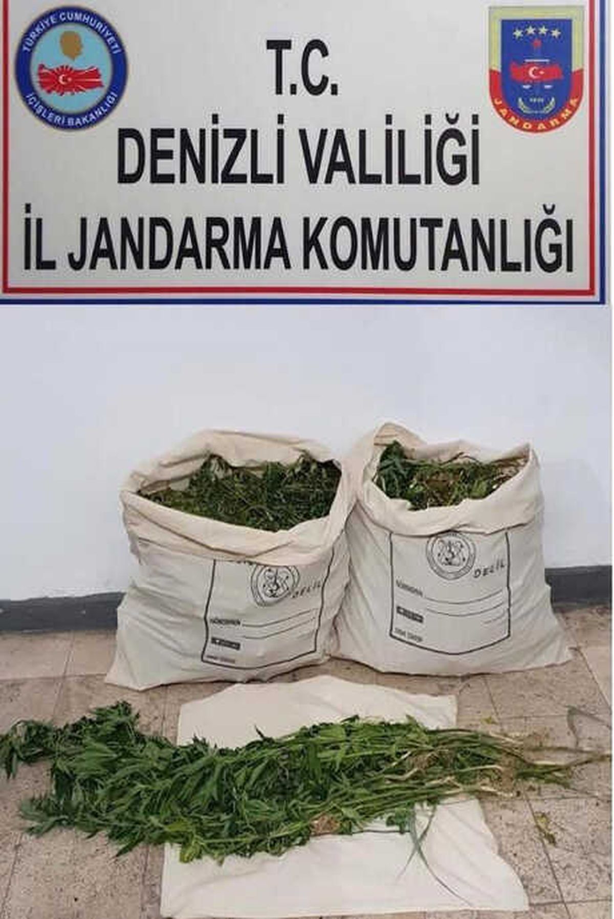 Denizli\'de 13,5 Kilo Esrar Ele Geçirildi