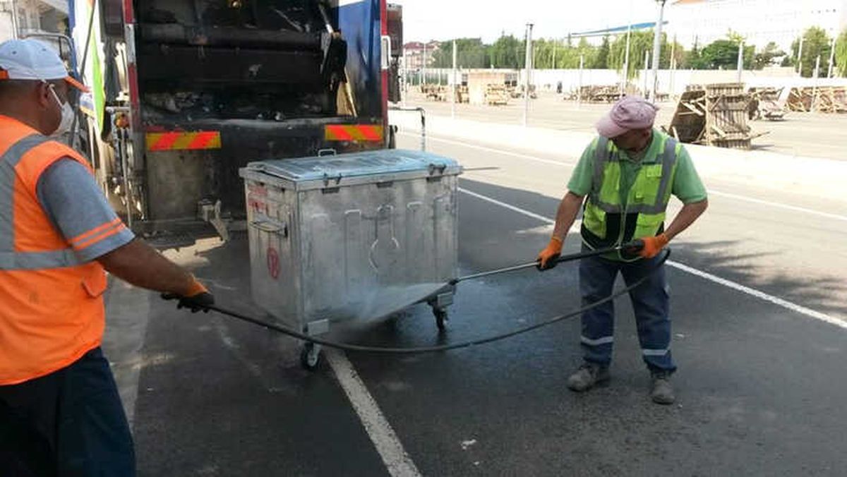 Ergene\'de Çöp Konteynerleri Temizleniyor
