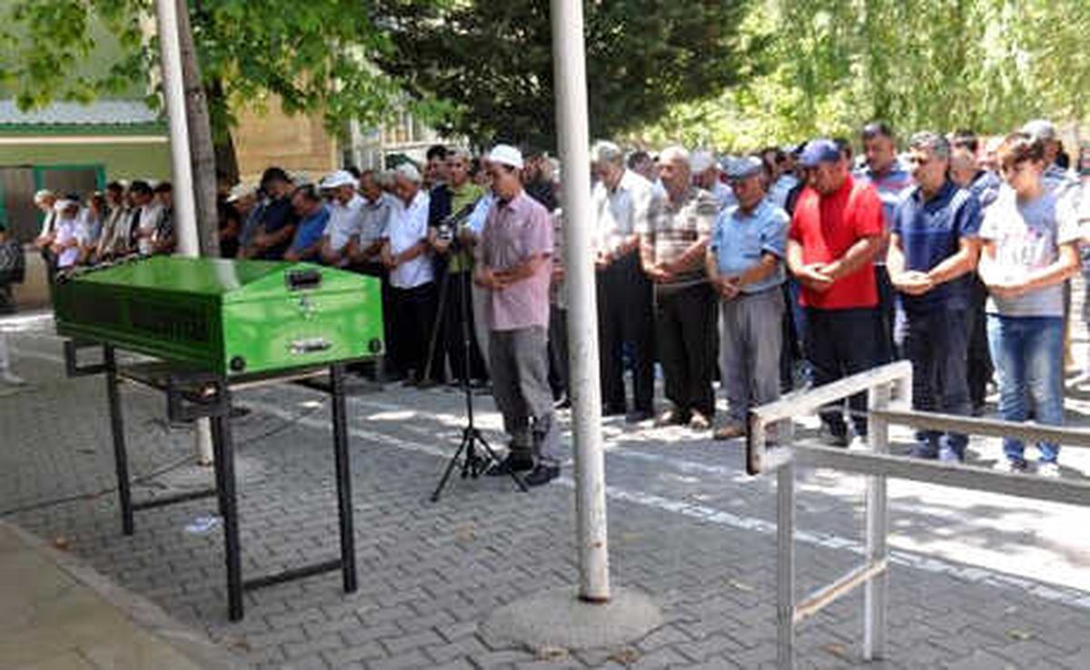 Evinde Ölü Bulunan Genç Kadın Toprağa Verildi