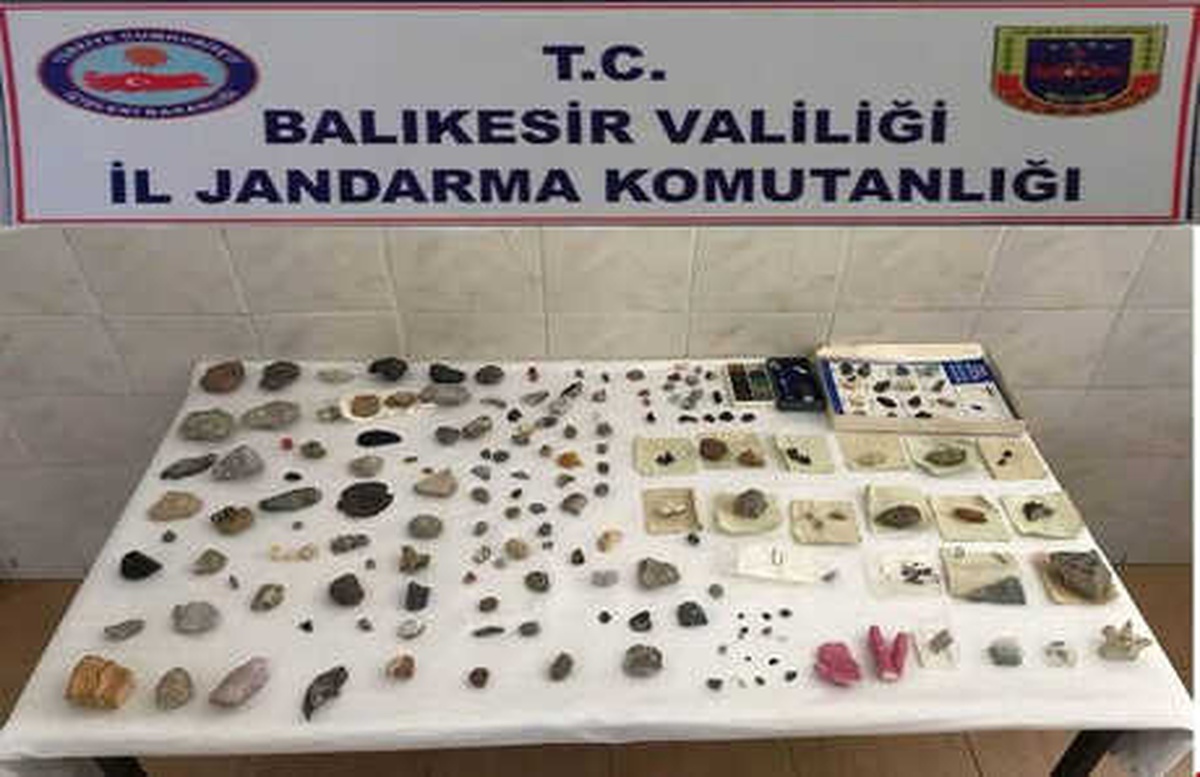 Havalimanında Yolcu Bavulundan Fosil ve Taşlar Çıktı
