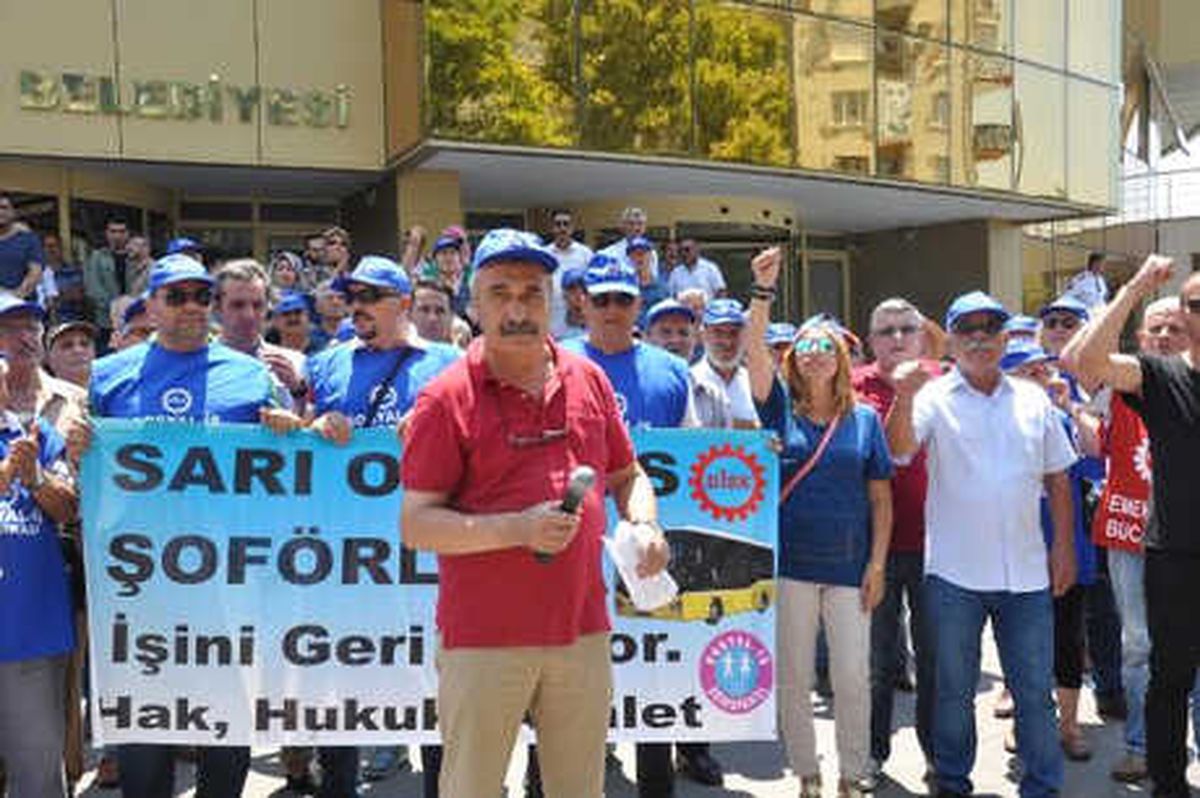 İşten Çıkarılan İşçilerden Belediye Önünde Oturma Eylemi