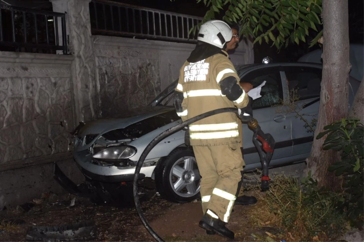 İzmir\'de İki Otomobil Çarpıştı: 3 Yaralı