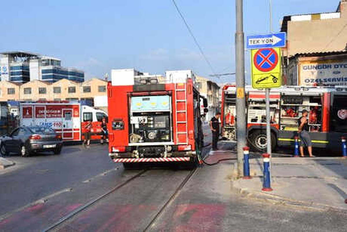 İzmir\'de, Motosiklet Tamirhanesi Yandı