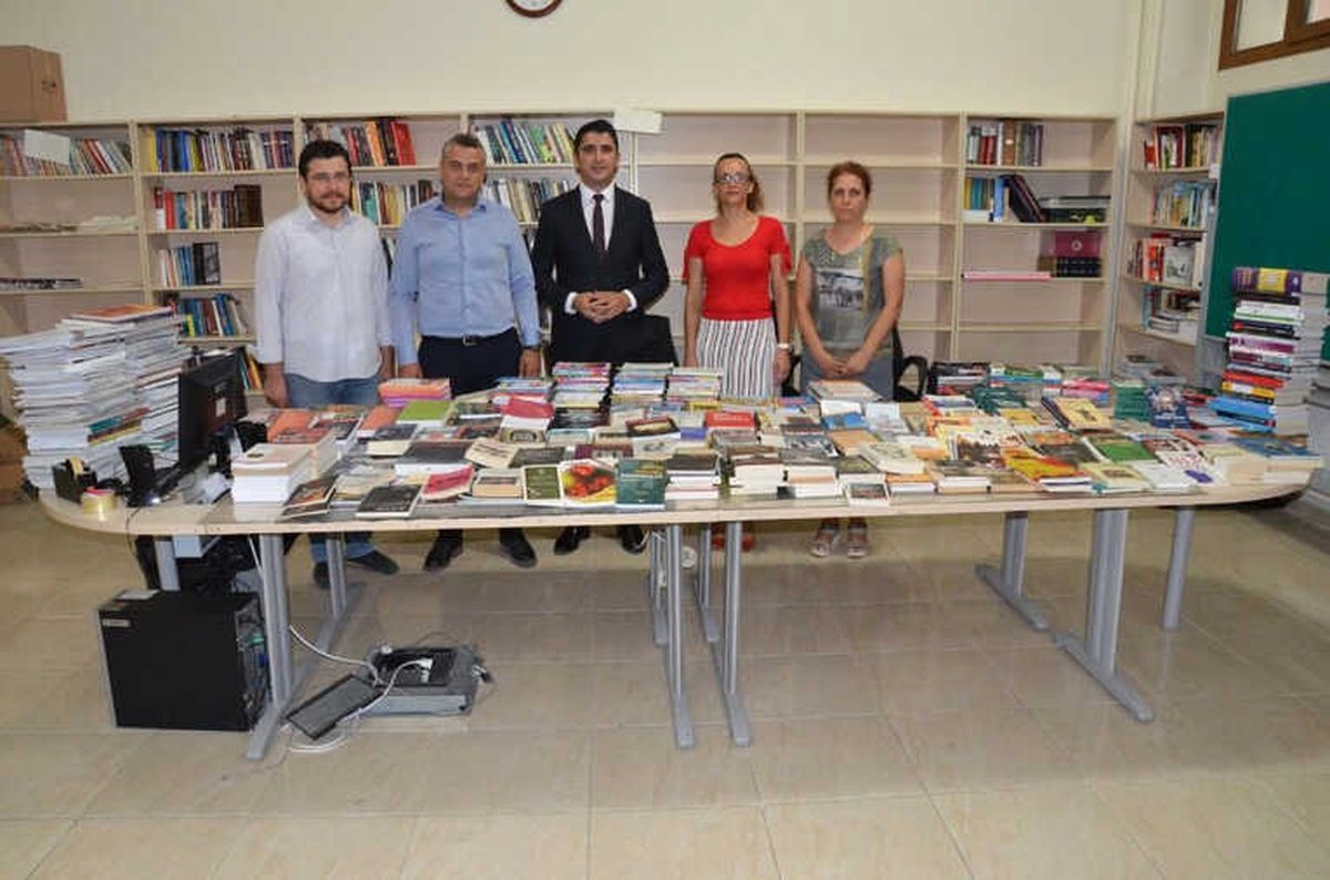 Kitapsaray\'dan Millet Kıraathanesine Kitap Desteği