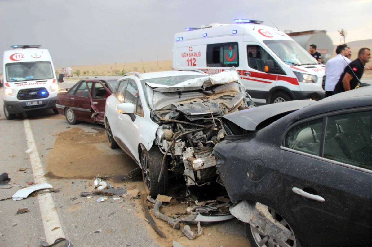 Konya\'da Kum Fırtınasında 19 Araç Birbirine Girdi: 17 Yaralı