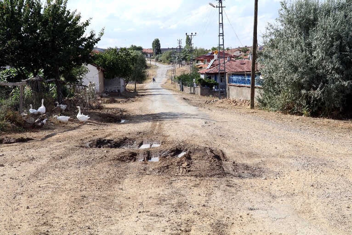 Köylüler Yollarının Yapılmasını Bekliyor