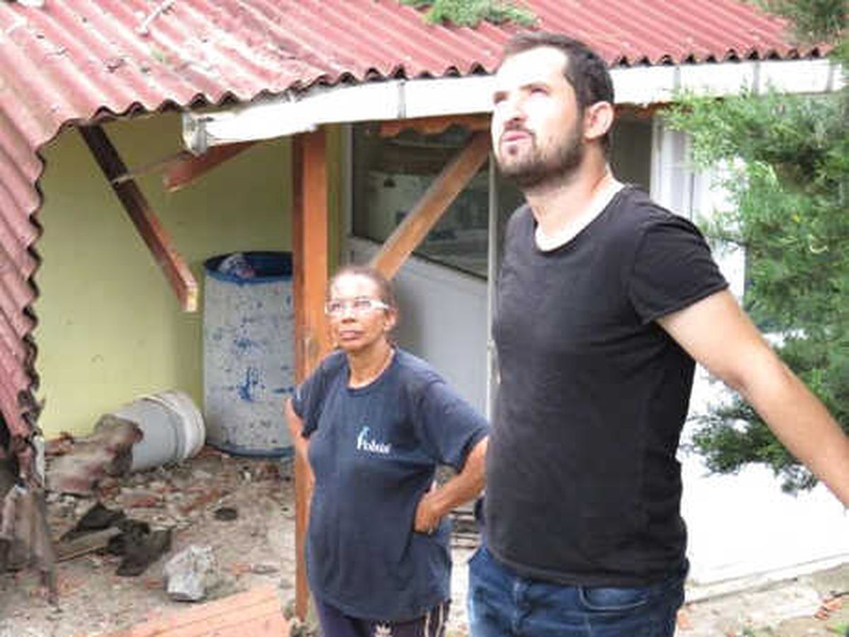 Lüks Cip Duvarı Aşıp Evin Bahçesine Uçtu; Dede Torun Yaralandı