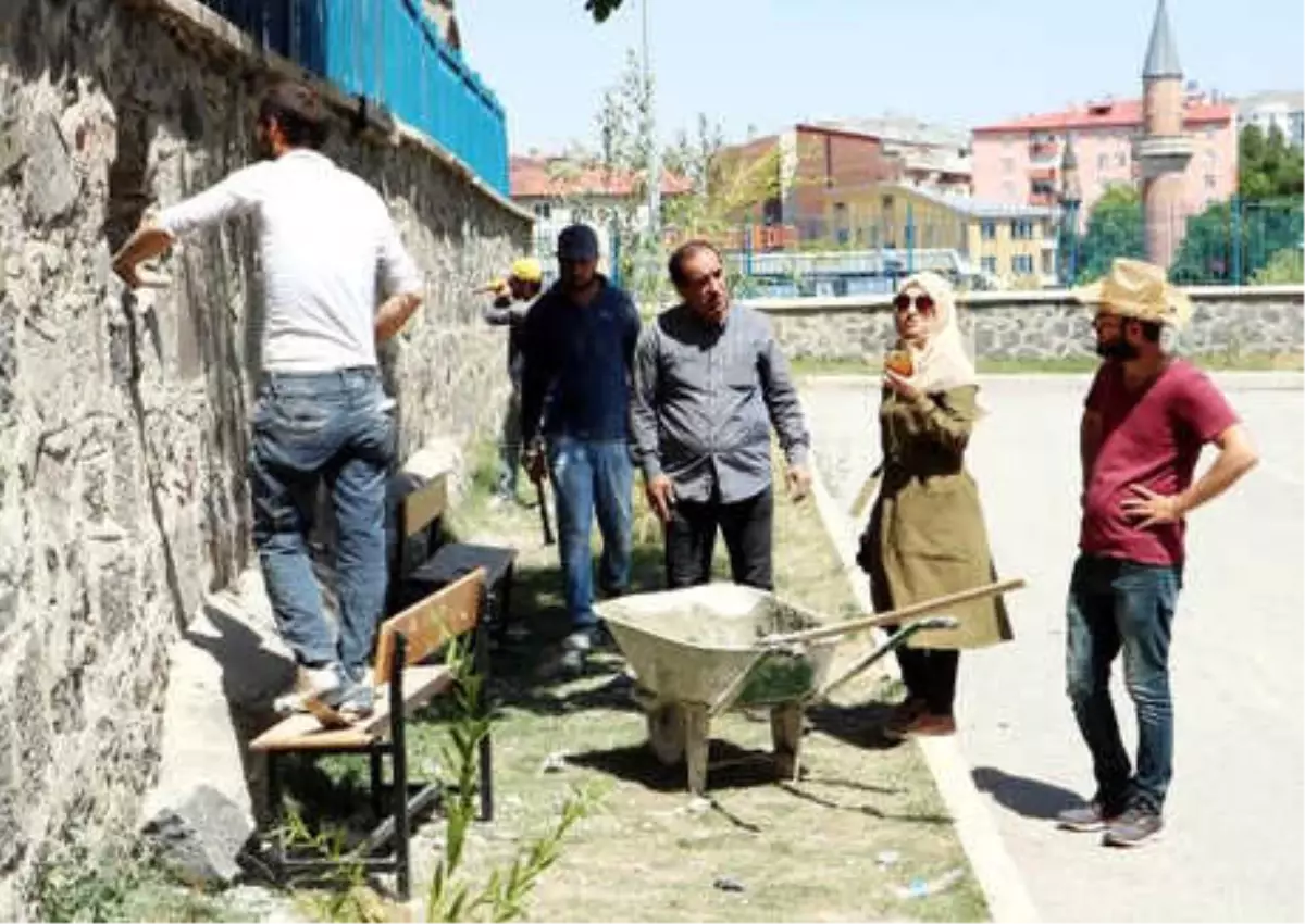 Okulun Bahçe Duvarındaki Mezar Taşları Söküldü