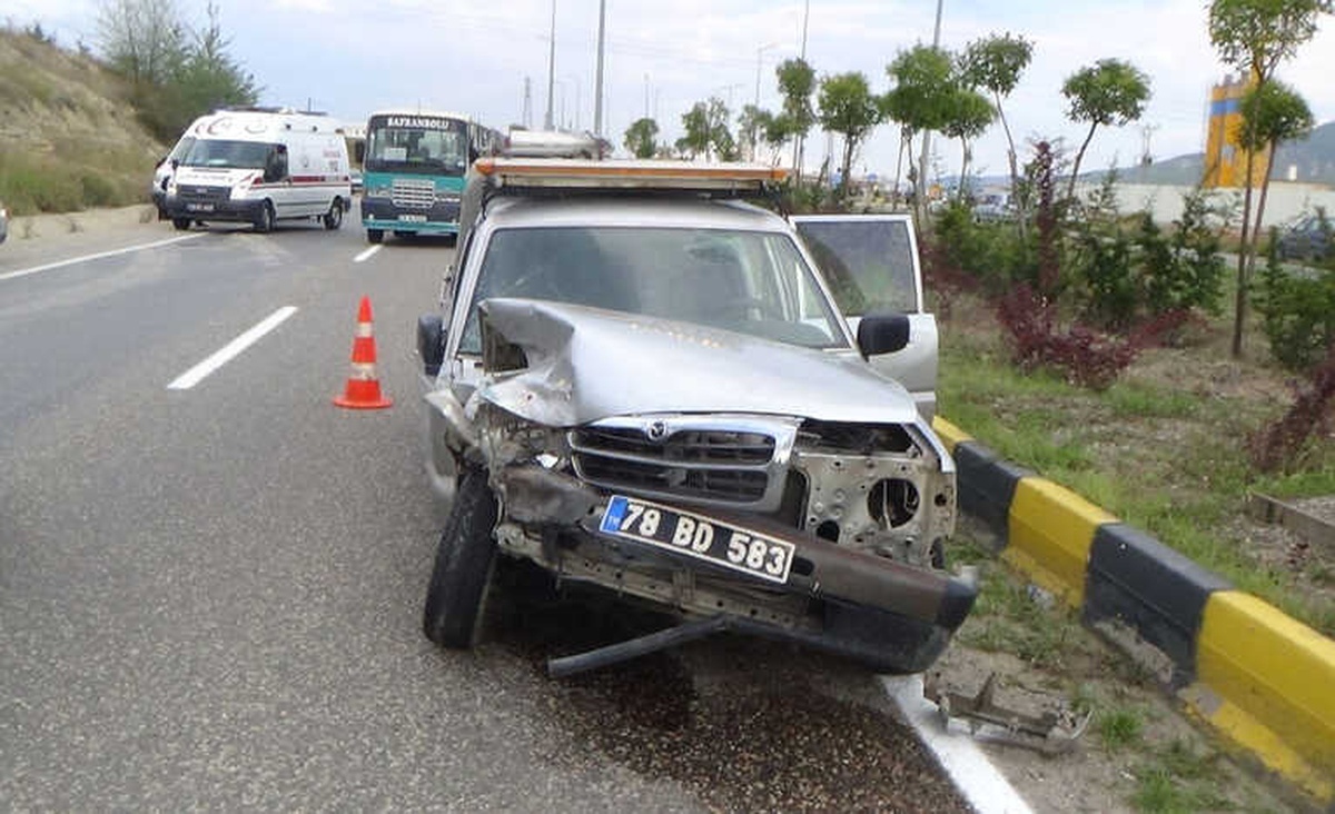 Otomobil ve Pikap Çarpıştı: 4 Yaralı