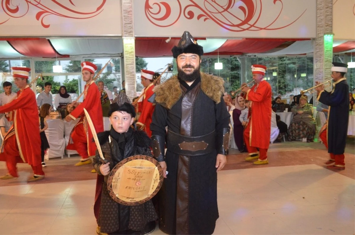 \'Diriliş Ertuğrul\' Hayranı Baba Oğul Sahneye Alp Kıyafetiyle Çıktı