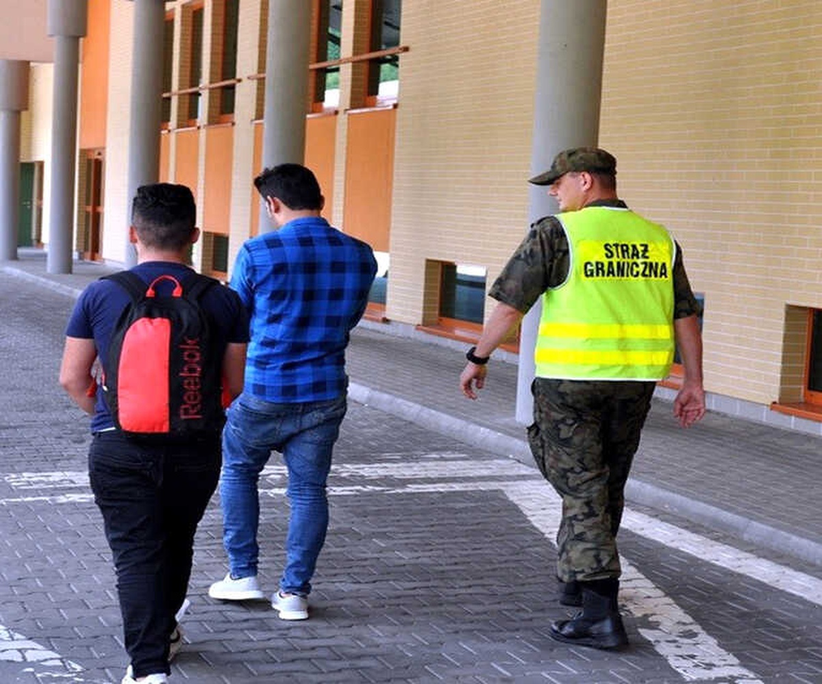 Polonya\'ya Kaçak Yollarla Girmeye Çalışan 8 Türk Yakalandı