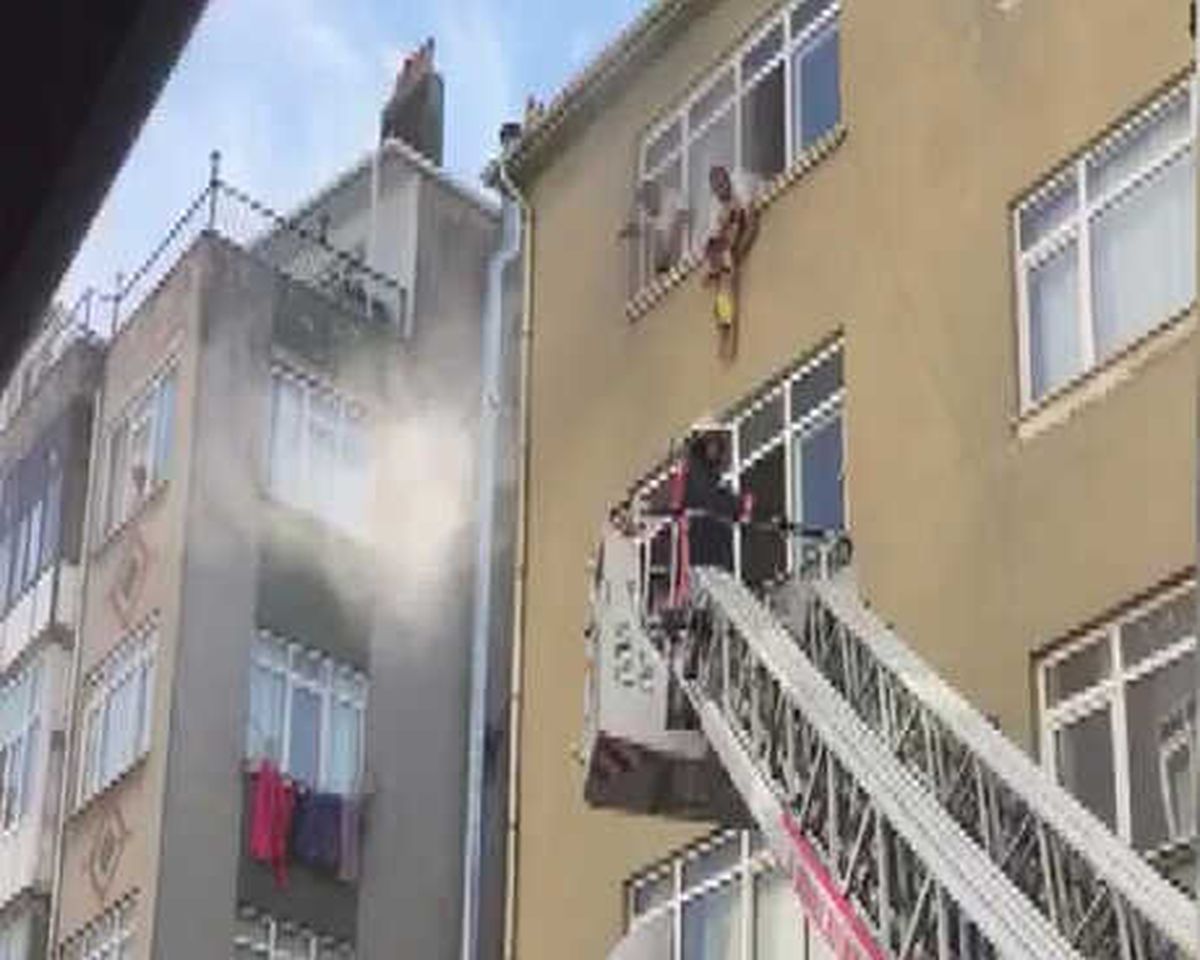 Silivri\'de Can Pazarı; Çocuğunu Pencereden Sarkıttı (1)