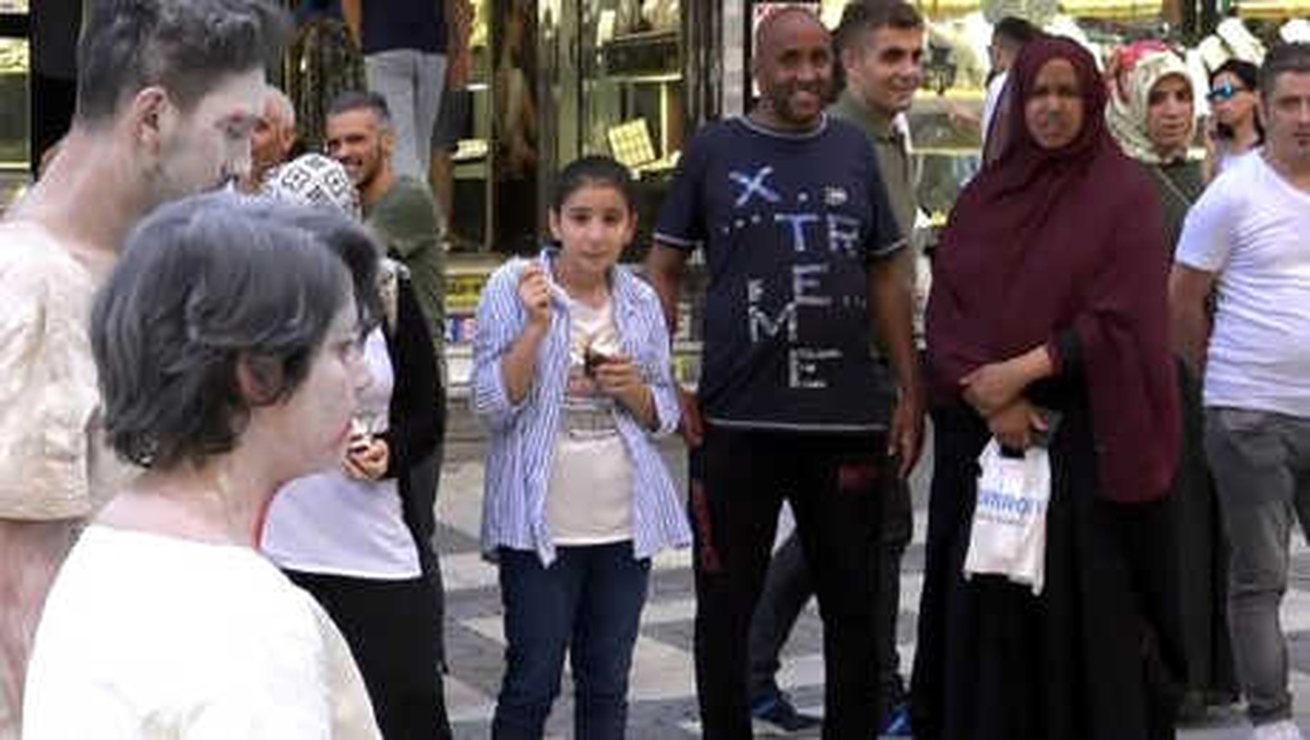 Sokak Sanatçılarından \'Şiddete Karşı\' Canlı Heykel Duruşu