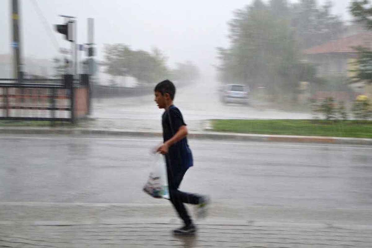 Şuhut\'ta Şiddetli Yağmur, Dolu ve Fırtına Zor Anlar Yaşattı