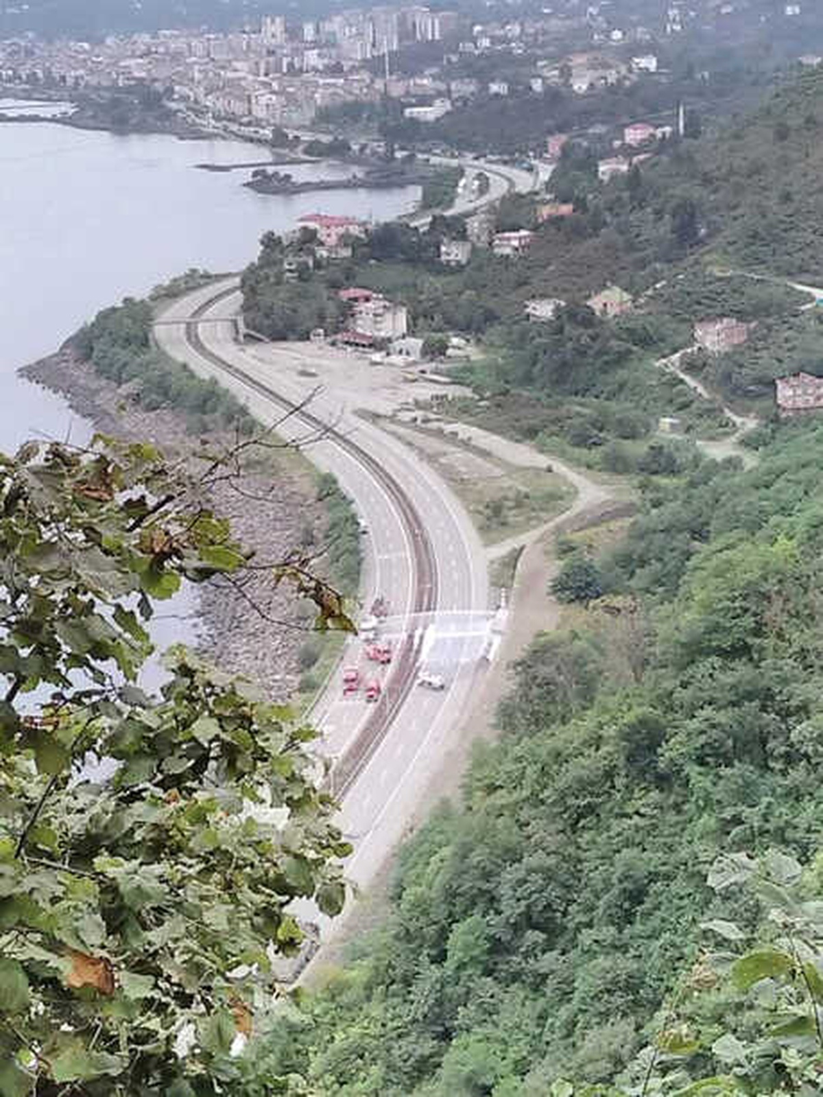 Tanker Duvara Çarptı; Karadeniz Sahil Yolu Kapatıldı (1)