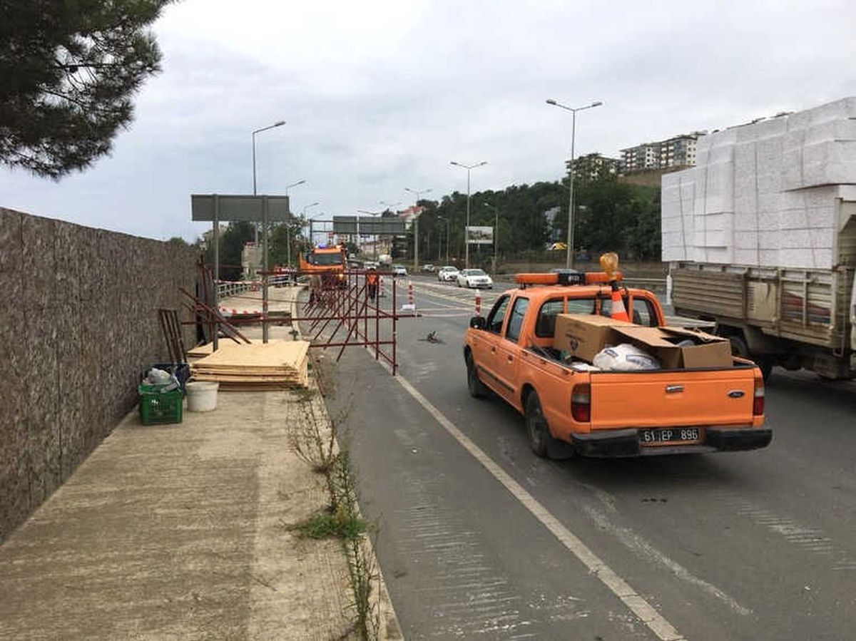 Trabzon\'da Kaldırım Çöktü