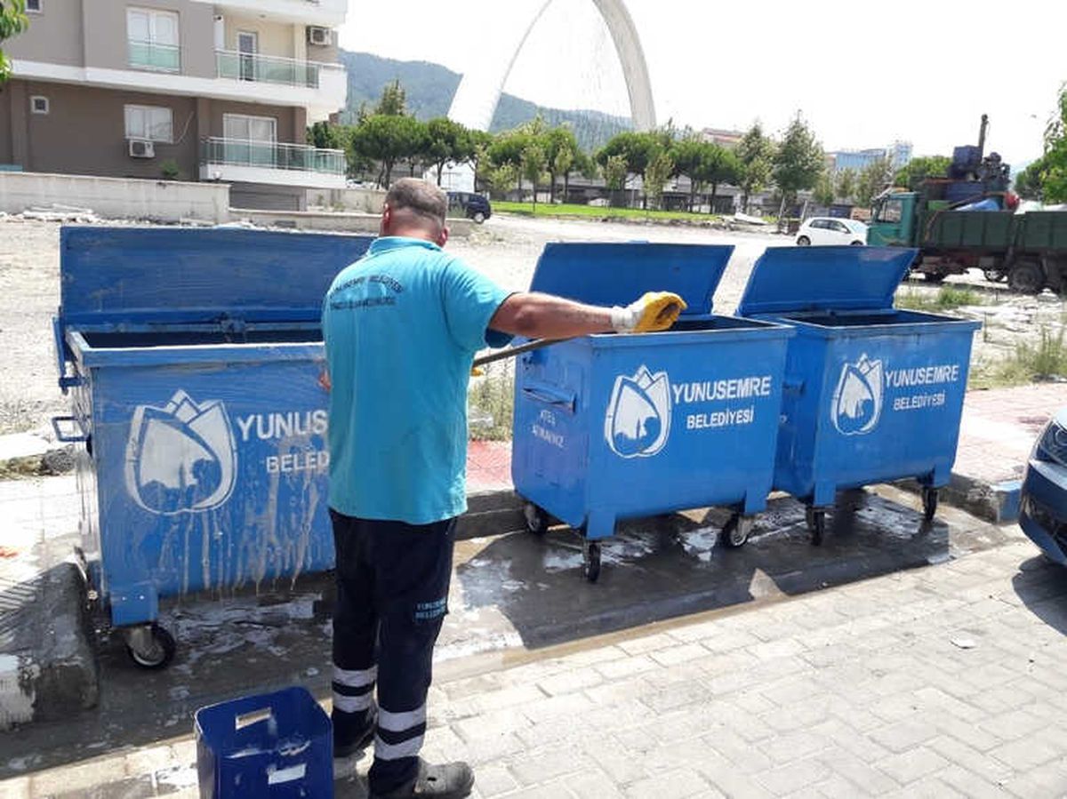 Yunusemre\'de Çöp Konteynerleri Temizleniyor