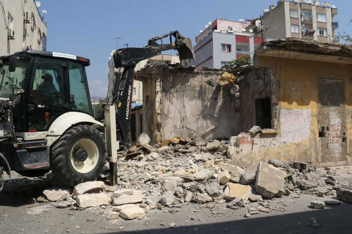 Akdeniz\'de Metruk Binaların Yıkımı Devam Ediyor